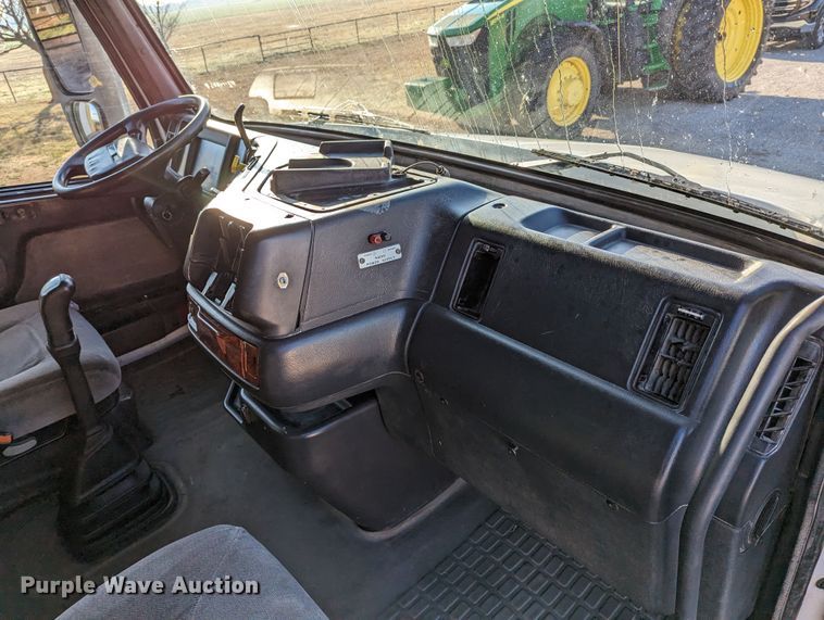 image for item LP9251 2002 Volvo VNL semi truck