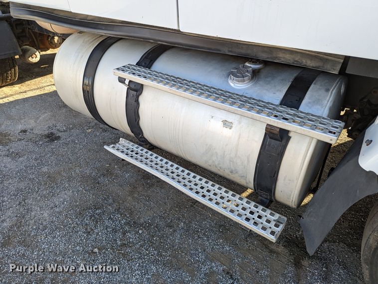 image for item LP9251 2002 Volvo VNL semi truck