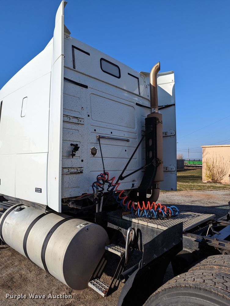 image for item LP9251 2002 Volvo VNL semi truck