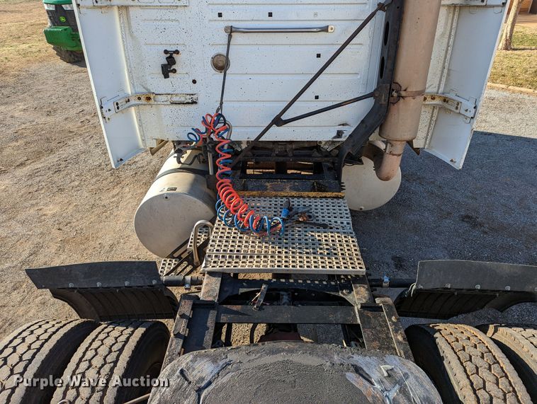 image for item LP9251 2002 Volvo VNL semi truck