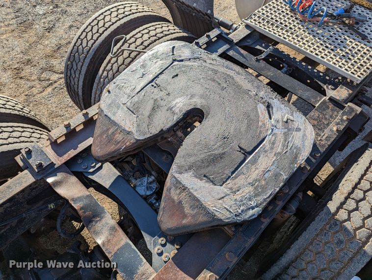 image for item LP9251 2002 Volvo VNL semi truck