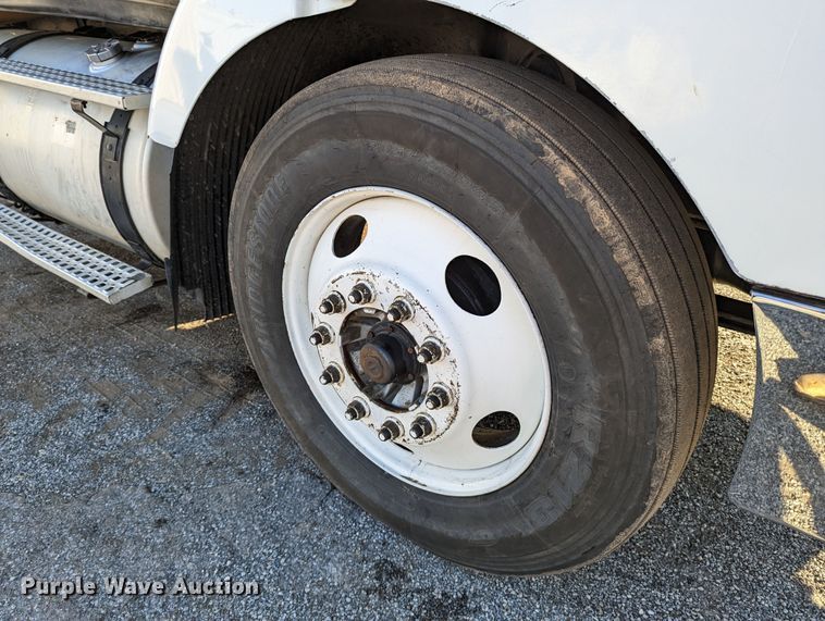 image for item LP9251 2002 Volvo VNL semi truck