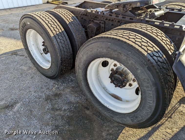 image for item LP9251 2002 Volvo VNL semi truck