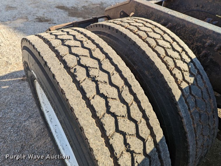 image for item LP9251 2002 Volvo VNL semi truck