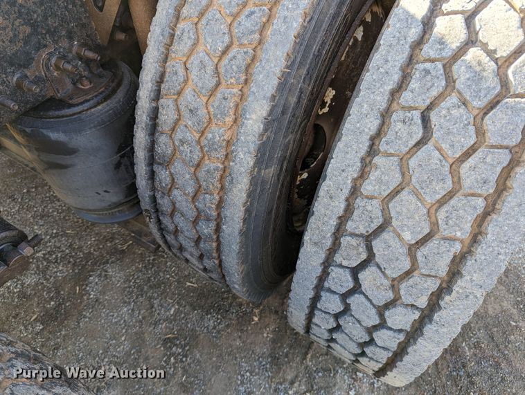 image for item LP9251 2002 Volvo VNL semi truck