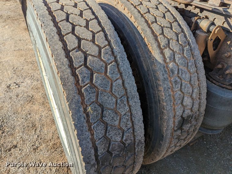 image for item LP9251 2002 Volvo VNL semi truck