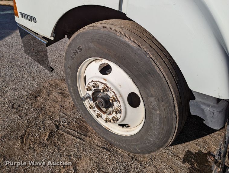 image for item LP9251 2002 Volvo VNL semi truck