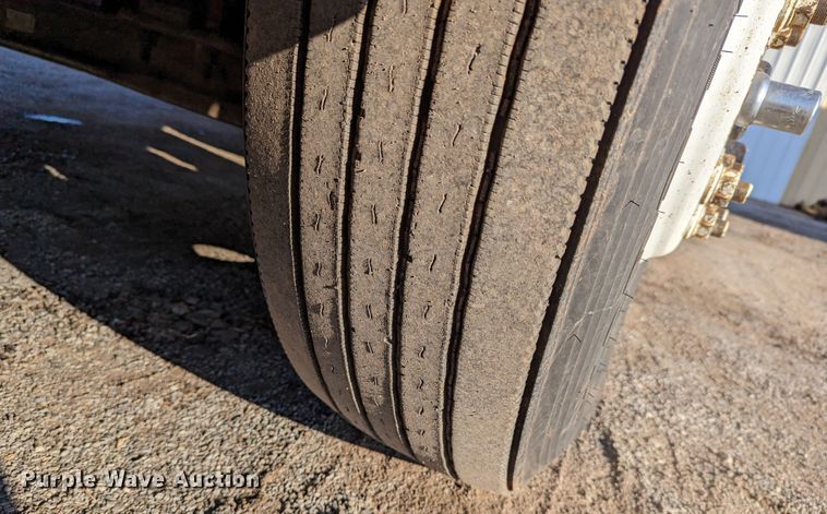 image for item LP9251 2002 Volvo VNL semi truck