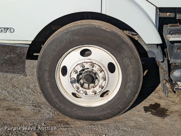 image for item LP9251 2002 Volvo VNL semi truck