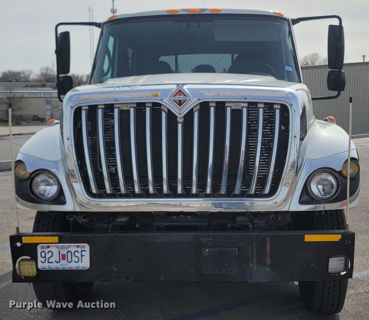 image for item MB9860 2009 International WorkStar 7400  flatbed truck