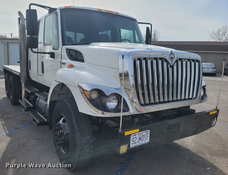 image for item MB9860 2009 International WorkStar 7400  flatbed truck