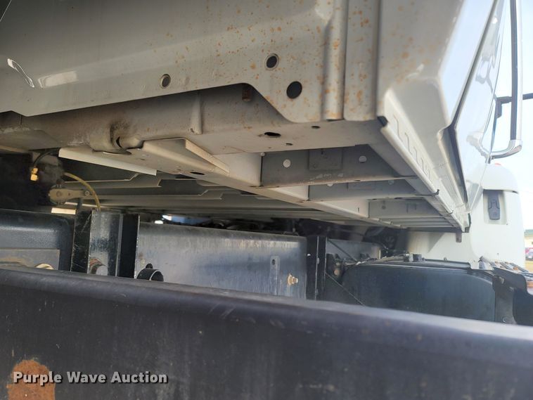 image for item MB9860 2009 International WorkStar 7400  flatbed truck