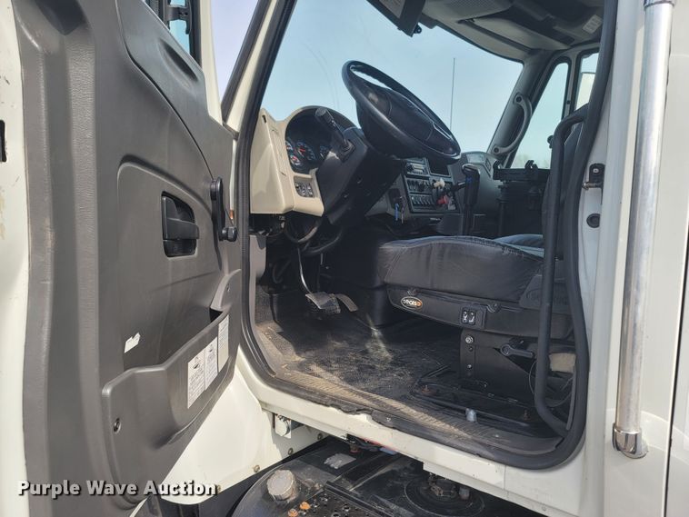 image for item MB9860 2009 International WorkStar 7400  flatbed truck