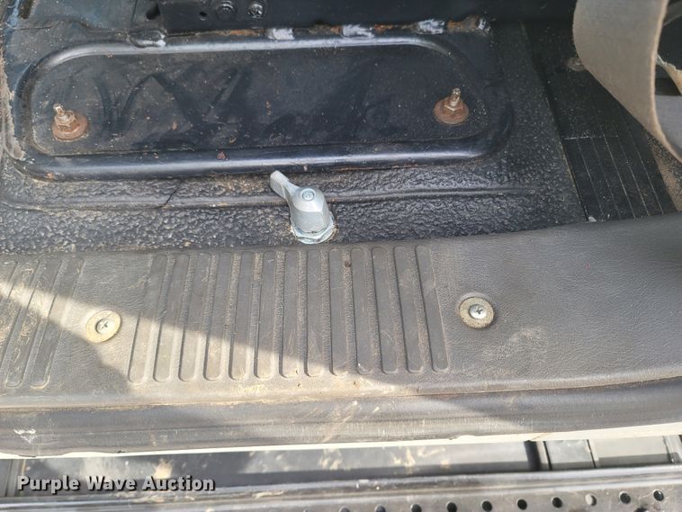 image for item MB9860 2009 International WorkStar 7400  flatbed truck