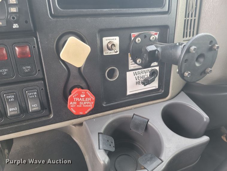 image for item MB9860 2009 International WorkStar 7400  flatbed truck