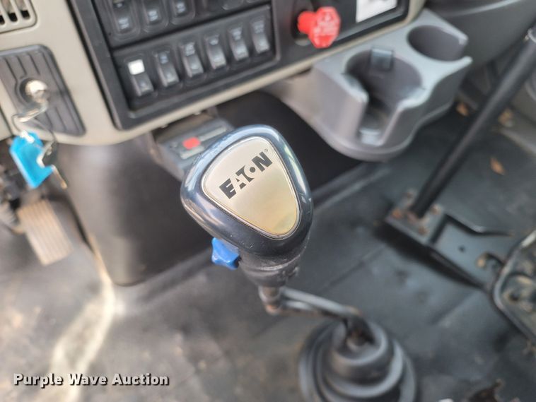 image for item MB9860 2009 International WorkStar 7400  flatbed truck