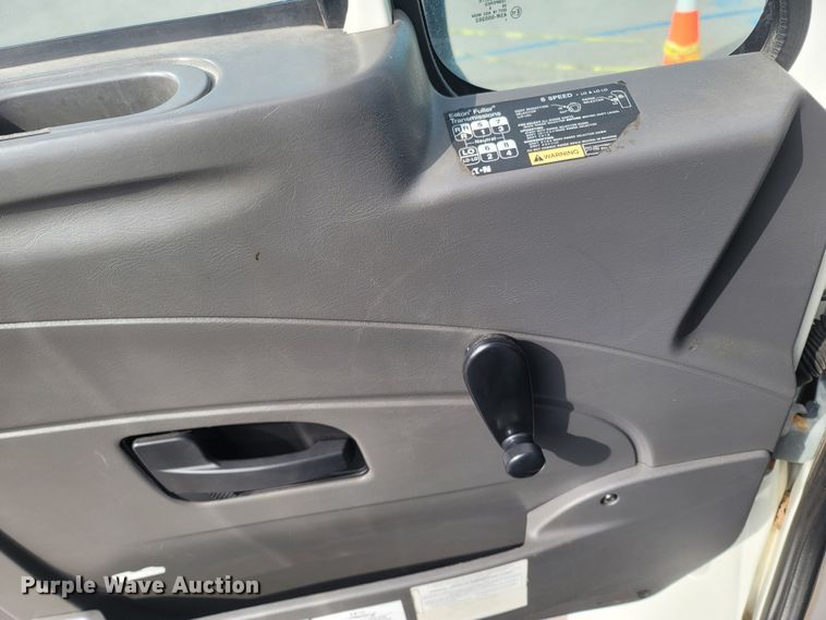 image for item MB9860 2009 International WorkStar 7400  flatbed truck