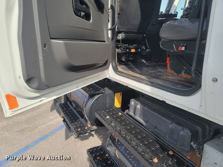 image for item MB9860 2009 International WorkStar 7400  flatbed truck