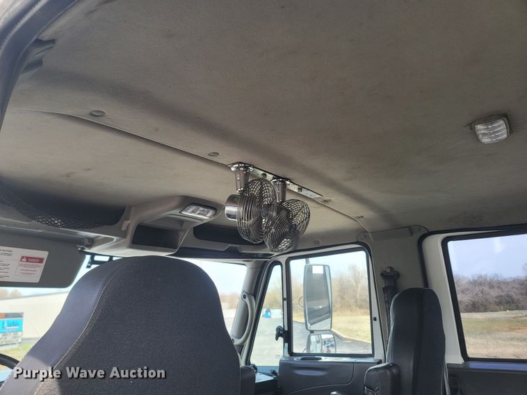 image for item MB9860 2009 International WorkStar 7400  flatbed truck