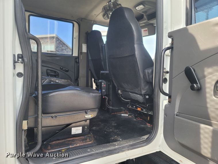 image for item MB9860 2009 International WorkStar 7400  flatbed truck