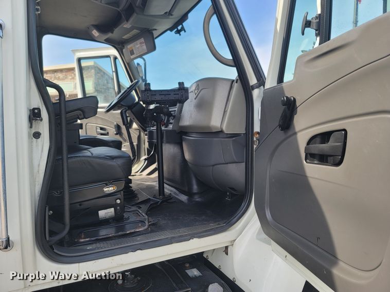 image for item MB9860 2009 International WorkStar 7400  flatbed truck