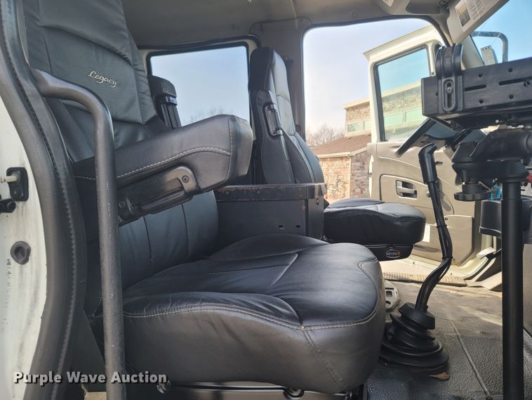 image for item MB9860 2009 International WorkStar 7400  flatbed truck