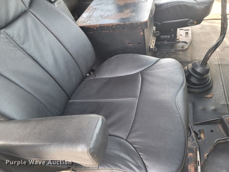 image for item MB9860 2009 International WorkStar 7400  flatbed truck