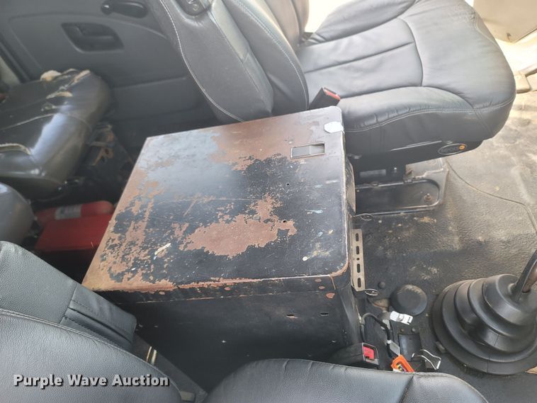 image for item MB9860 2009 International WorkStar 7400  flatbed truck