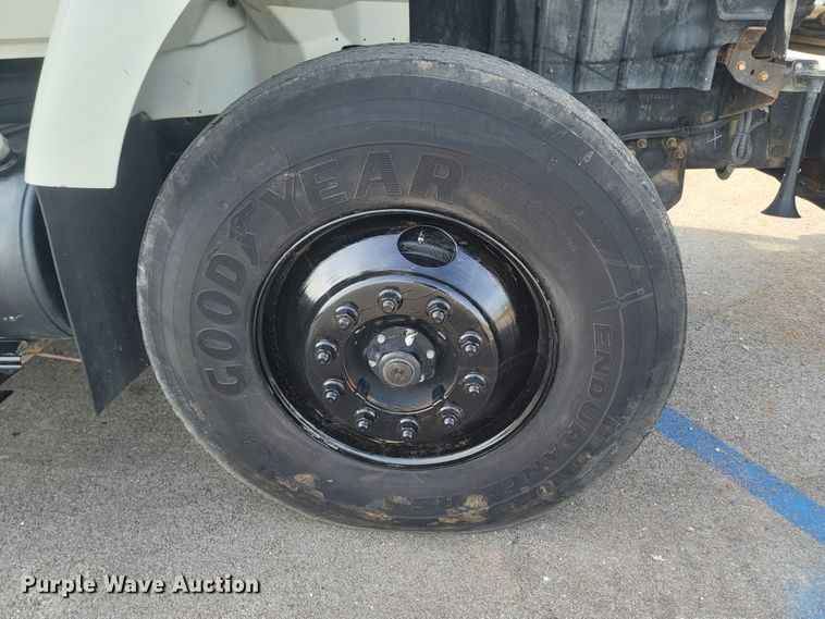 image for item MB9860 2009 International WorkStar 7400  flatbed truck