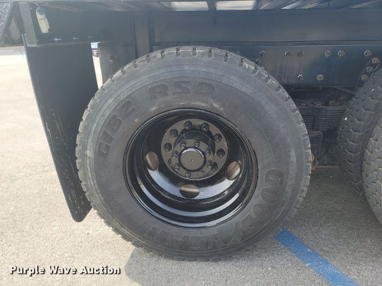 image for item MB9860 2009 International WorkStar 7400  flatbed truck