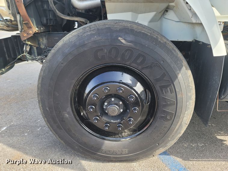 image for item MB9860 2009 International WorkStar 7400  flatbed truck