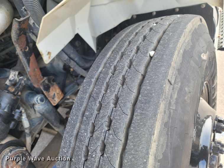 image for item MB9860 2009 International WorkStar 7400  flatbed truck