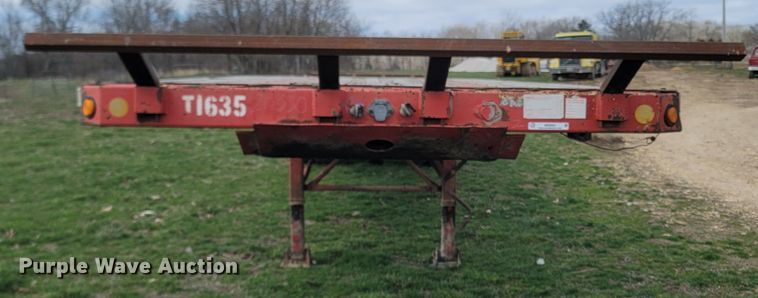 image for item MB9863 2002 Lufkin  flatbed trailer