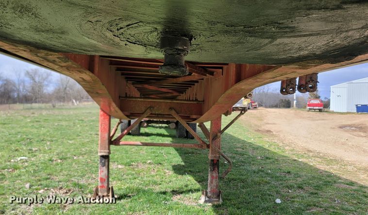 image for item MB9863 2002 Lufkin  flatbed trailer