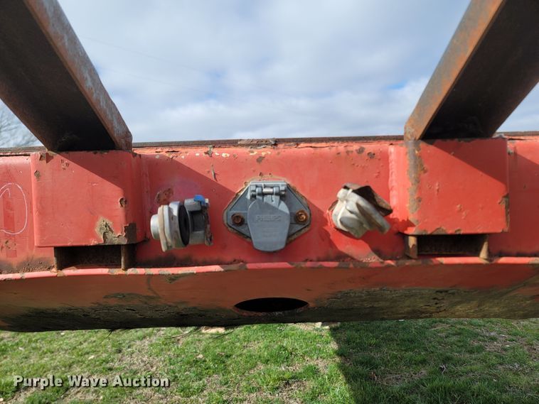 image for item MB9863 2002 Lufkin  flatbed trailer