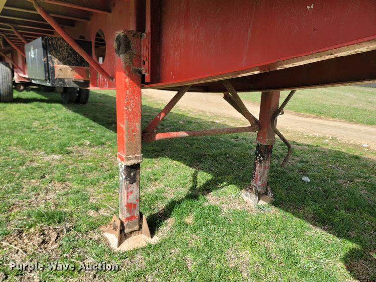 image for item MB9863 2002 Lufkin  flatbed trailer