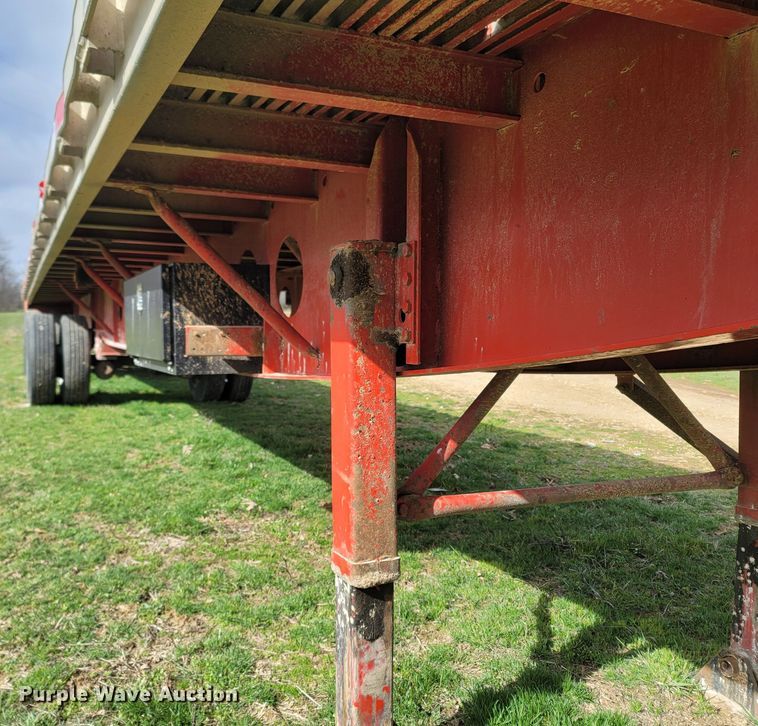 image for item MB9863 2002 Lufkin  flatbed trailer