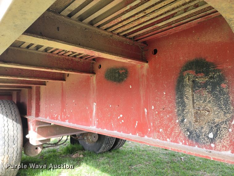 image for item MB9863 2002 Lufkin  flatbed trailer