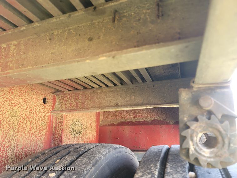 image for item MB9863 2002 Lufkin  flatbed trailer