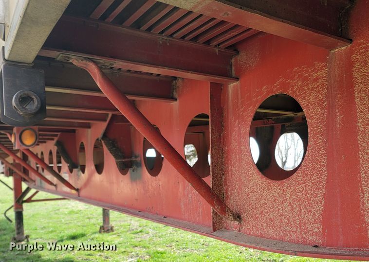 image for item MB9863 2002 Lufkin  flatbed trailer