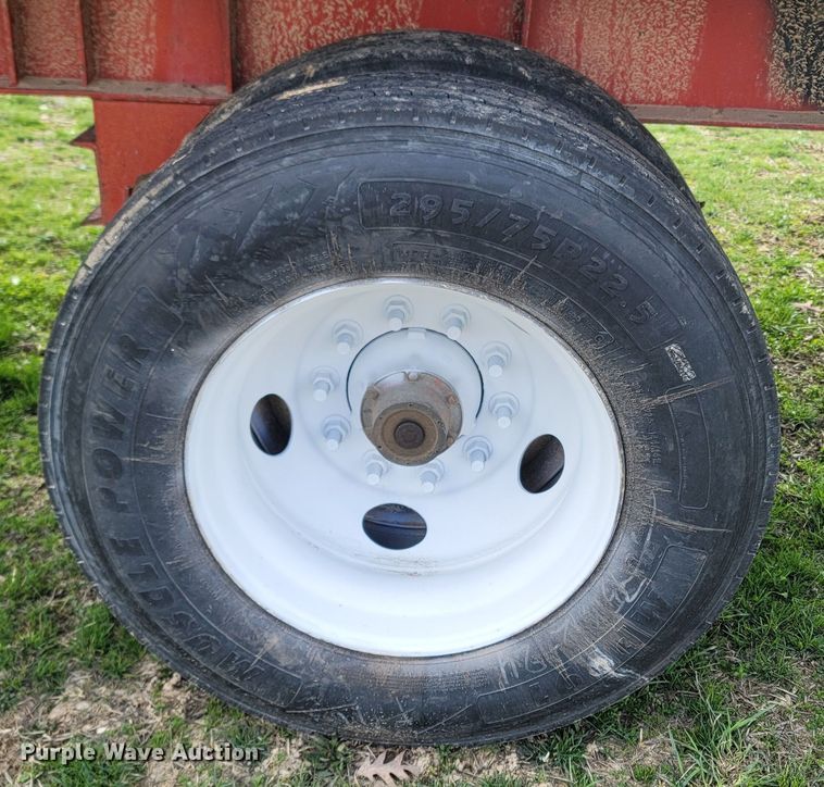 image for item MB9863 2002 Lufkin  flatbed trailer