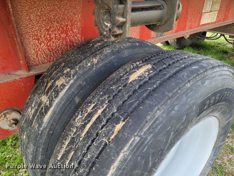 image for item MB9863 2002 Lufkin  flatbed trailer