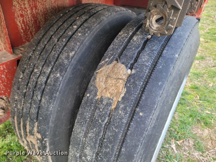 image for item MB9863 2002 Lufkin  flatbed trailer