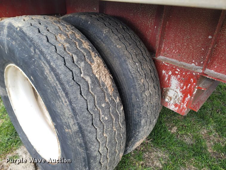 image for item MB9863 2002 Lufkin  flatbed trailer