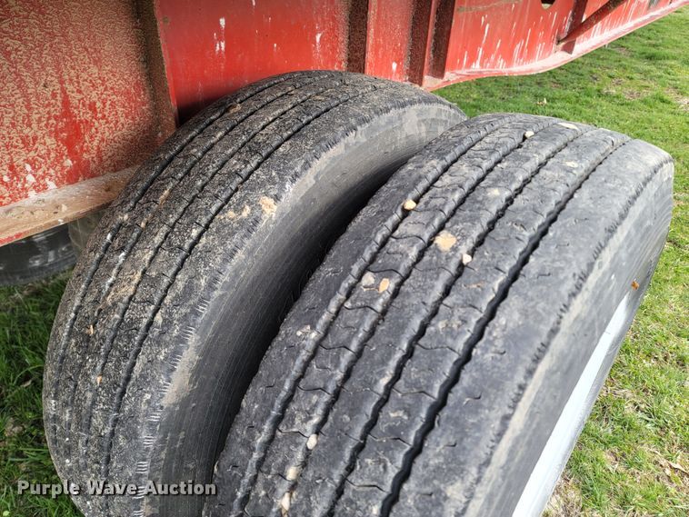 image for item MB9863 2002 Lufkin  flatbed trailer