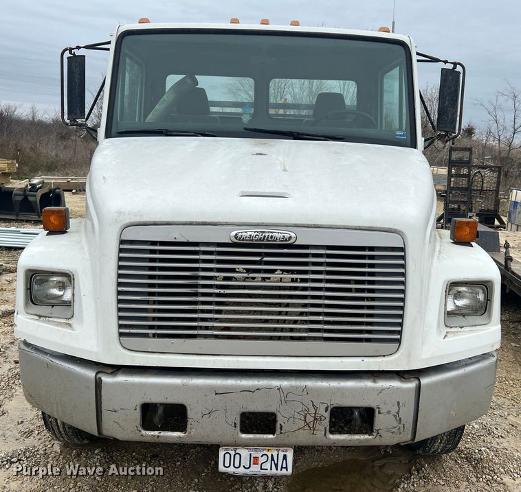 image for item MM9239 2002 Freightliner FL60  flatbed truck