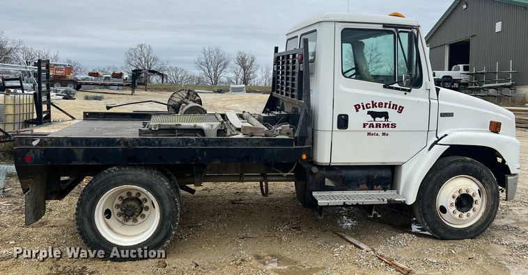 image for item MM9239 2002 Freightliner FL60  flatbed truck