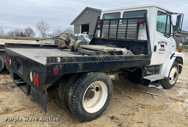 image for item MM9239 2002 Freightliner FL60  flatbed truck