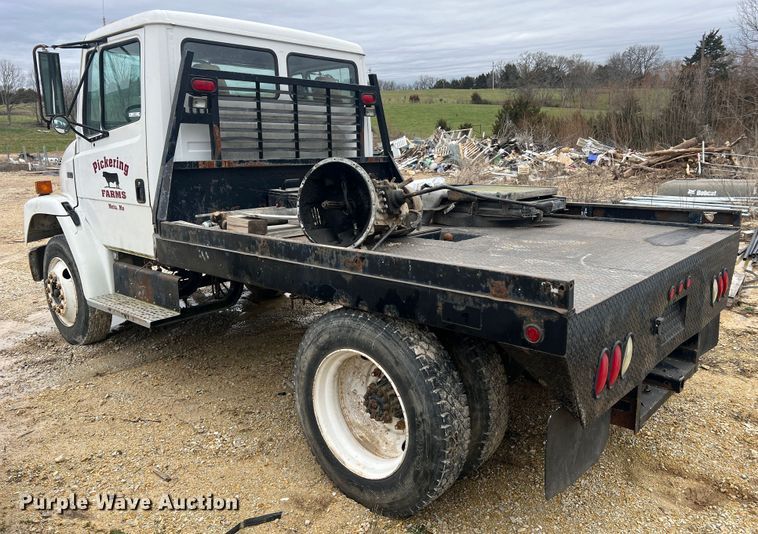 image for item MM9239 2002 Freightliner FL60  flatbed truck