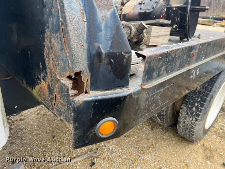 image for item MM9239 2002 Freightliner FL60  flatbed truck